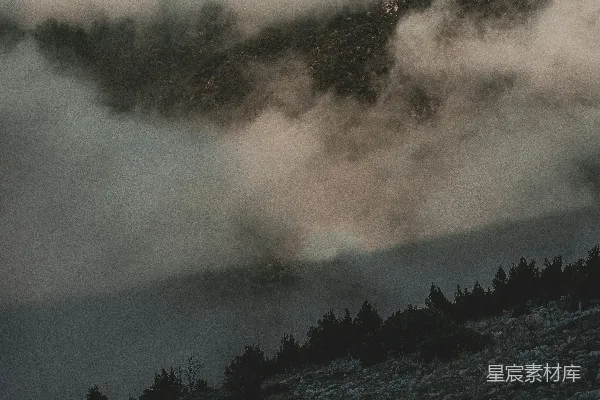 高清摄影 蓝天下被雾和云层覆盖的山峦