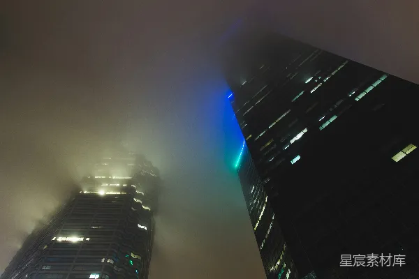 高清摄影 雾中一座城市的两座高大建筑夜晚