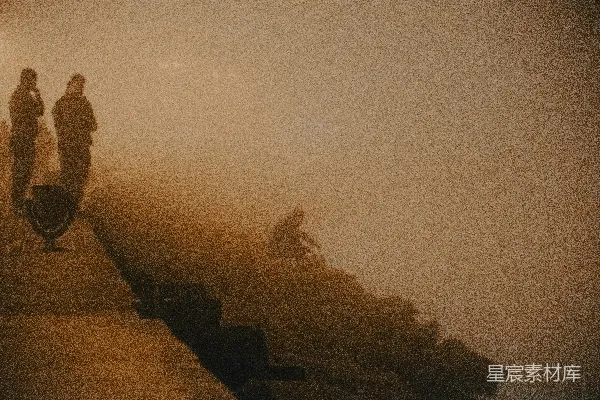 高清摄影 人们站在一片薄雾笼罩的边缘上。