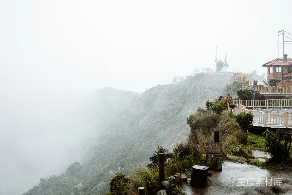 高清摄影 山顶有一座小屋的雾气缭绕的山峰