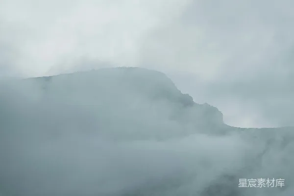 高清摄影 一张黑白照片中的山被云层覆盖着