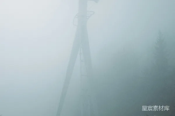 高清摄影 雾天山上的一条滑雪索道