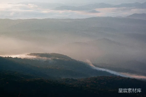 高清摄影 山峦间雾气笼罩的一景