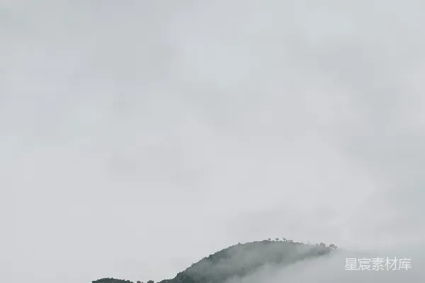 高清摄影 云雾缭绕的山在阴天中
