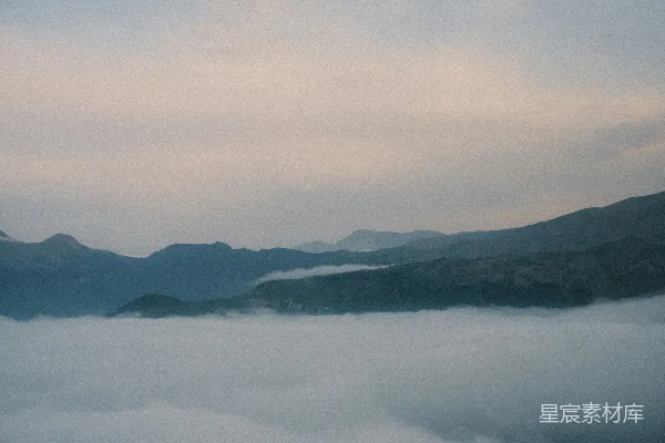高清摄影 低垂云雾覆盖的山峦之景