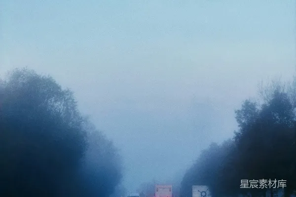 高清摄影 雾天黄昏路上行驶的汽车。
