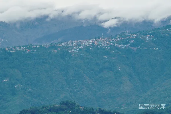 高清摄影 远处城市的一角，背景是山峦。