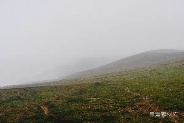 高清摄影 白天绿草地上方白云蓝天