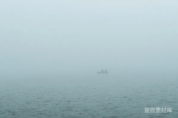 高清摄影 远处有一艘船的大片水域