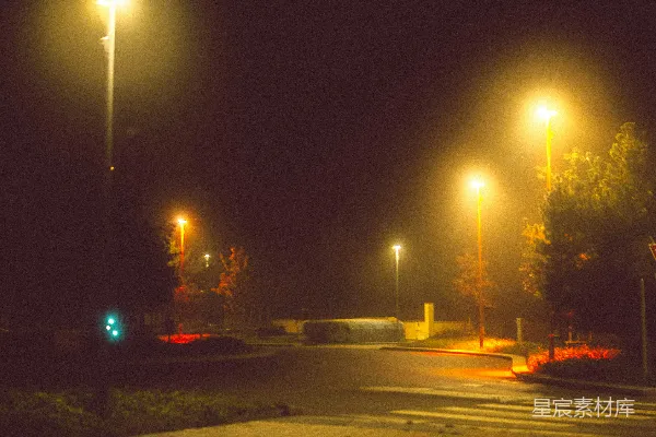 高清摄影 夜晚一条昏暗的街道，有街灯照明。
