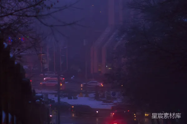 高清摄影 夜晚的城市街道，路边停着汽车。