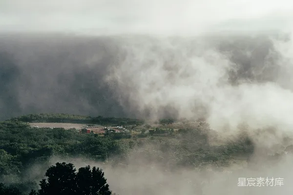 高清摄影 远处有一条河的雾气弥漫山谷。