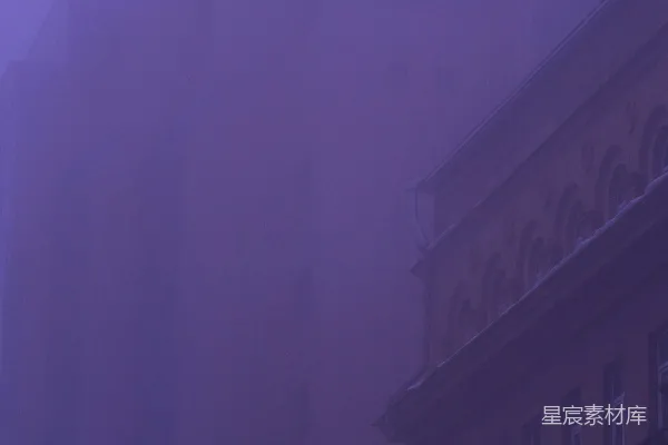 高清摄影 雾蒙蒙的城市街道，背景是高大的建筑物。