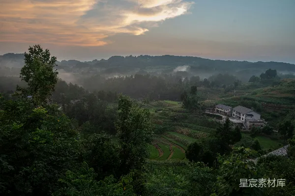 高清摄影 远处一座房屋的山谷景色