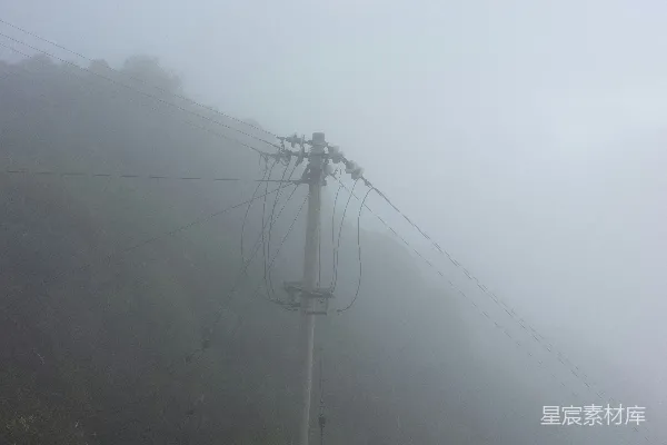 高清摄影 从密集的雾中电力线涌现出来。