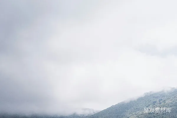 高清摄影 天空中几朵云的山峰