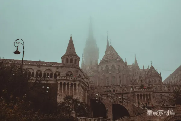 高清摄影 一座侧面有一个钟的高大建筑物