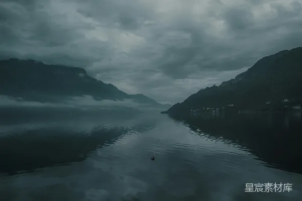 高清摄影 山下云雾中的白天水域