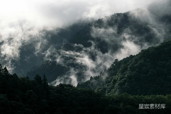 高清摄影 山峦之间云雾缭绕的一景