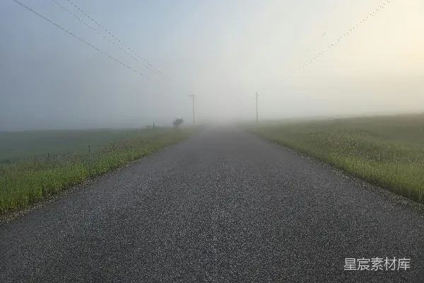 高清摄影 远处有一条雾气弥漫的道路，电线上点缀着光芒。