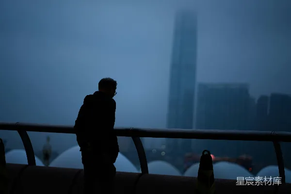 高清摄影 桥旁一幢高楼顶上站着一个人