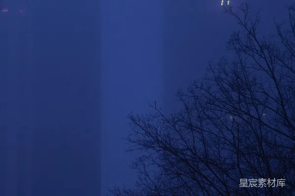 高清摄影 城市里高建筑间的雾夜