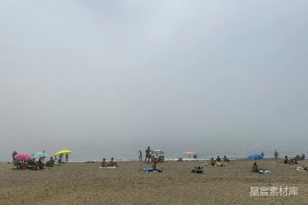 高清摄影 一群人在沙滩上站立在高处。