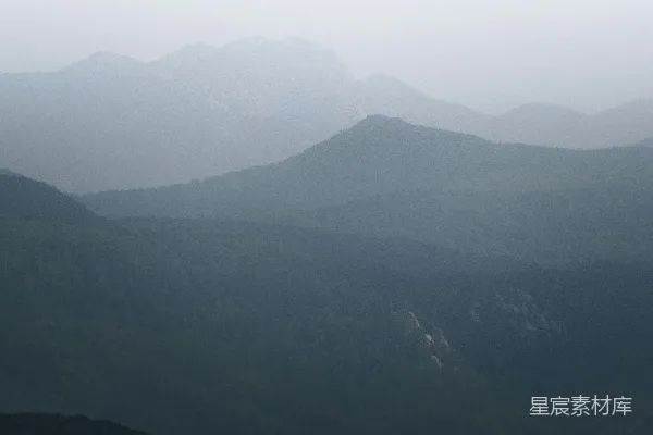 高清摄影 雾中的一幅山峦景色