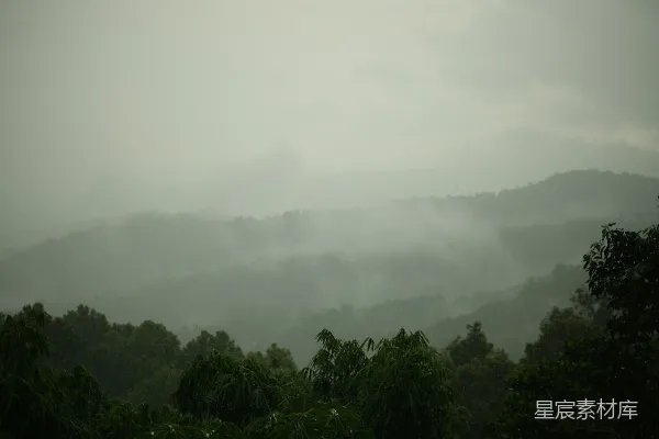 高清摄影 雾中的一片山峦美景