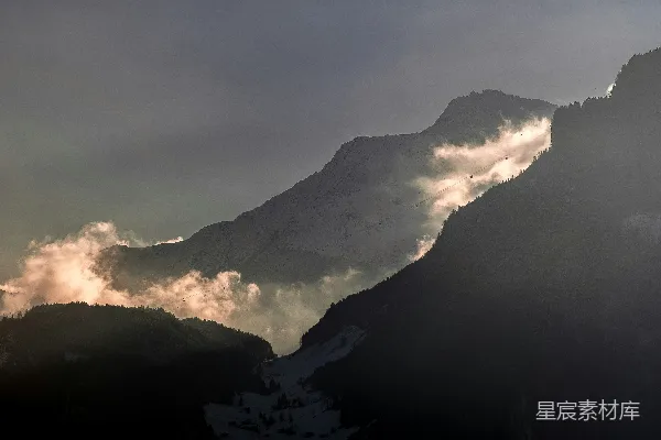 高清摄影 灰色天空下的山峰