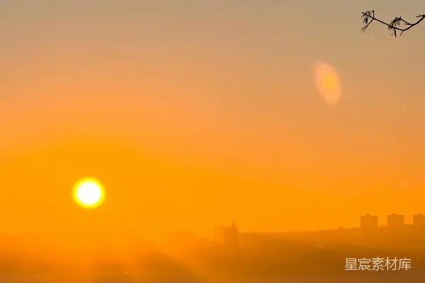 高清摄影 傍晚的太阳映照在一城薄雾中