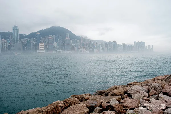 高清摄影 城郊 skyline 被 海上的 雾气 扬掩。