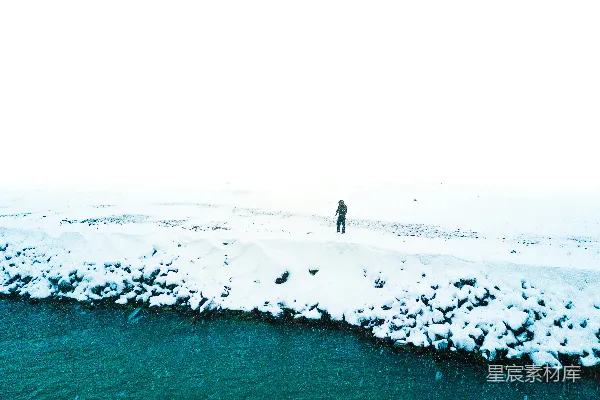 高清摄影 站在雪地中的男子靠近一片水域