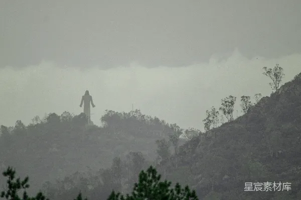 高清摄影 一个人在雾天站在山顶上。