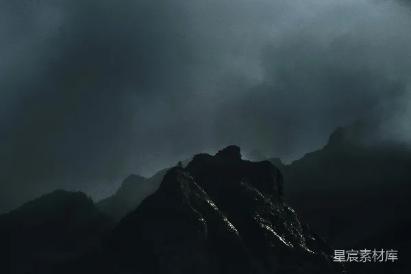 高清摄影 一张黑白照片中的一座山在云层的背景下