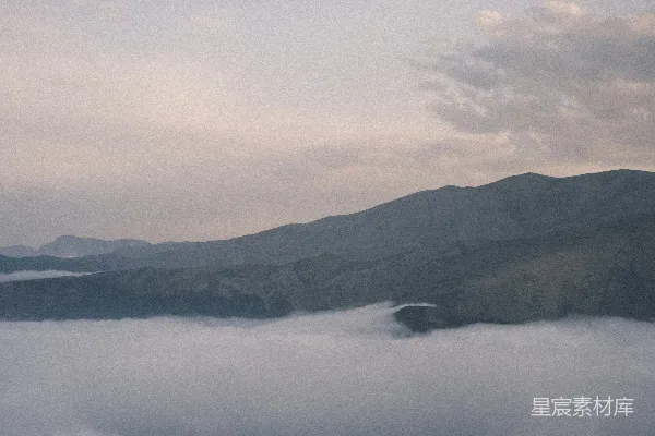 高清摄影 远处连绵山脉上空低矮的云层景色