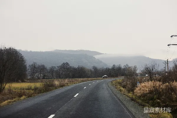 高清摄影 背景中有座山的道路