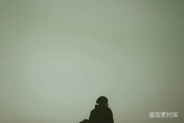 高清摄影 一个人在雾天骑着摩托车。
