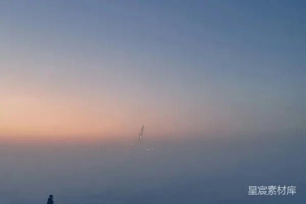 高清摄影 一个站在覆满白雪的田野中央的人
