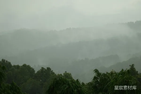 高清摄影 山前雾气缭绕的山脉景色