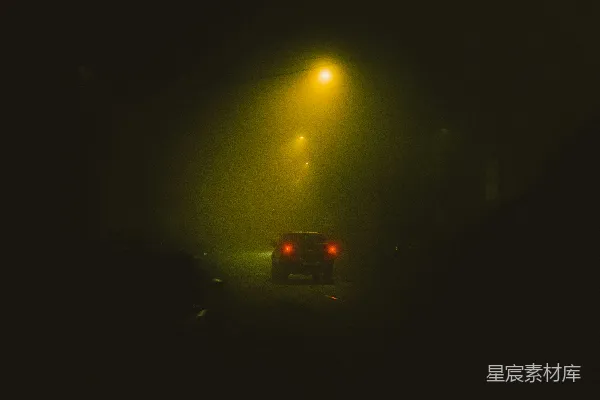 高清摄影 夜晚一辆车在黑暗的街道上行驶