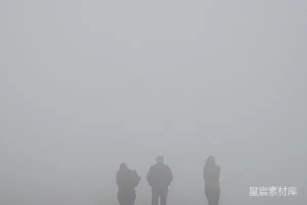 高清摄影 三人走在泥泞的小径上