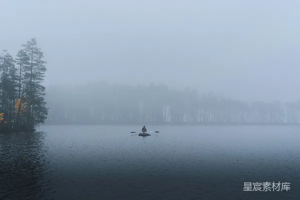 高清摄影 雾天湖上乘船人的场景