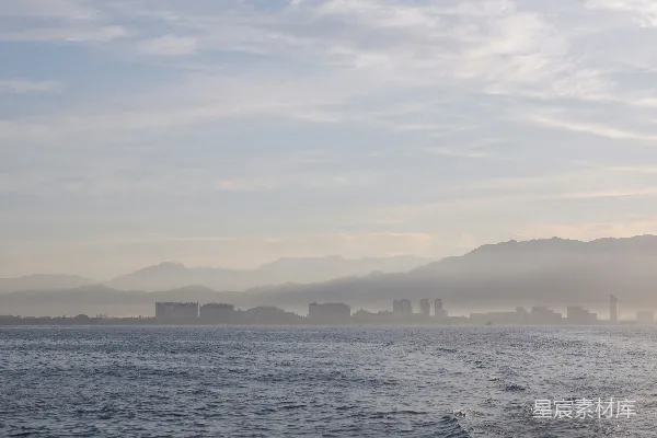 高清摄影 城市建筑附近的白天水面