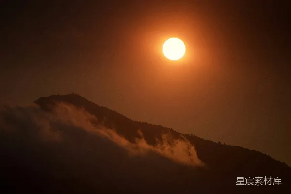 高清摄影 山峰之上夕阳西下