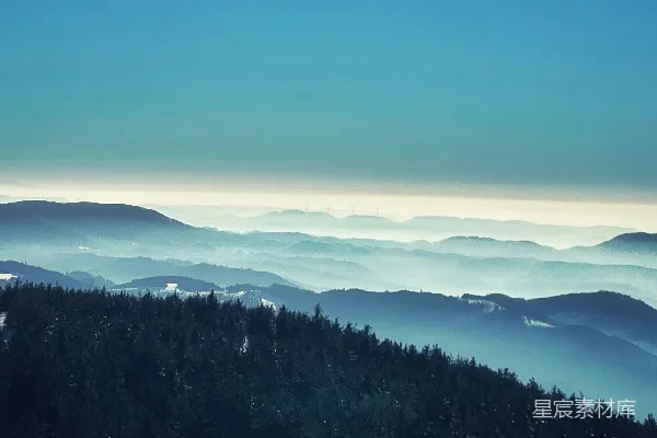 高清摄影 山峦在雾中的一处远眺