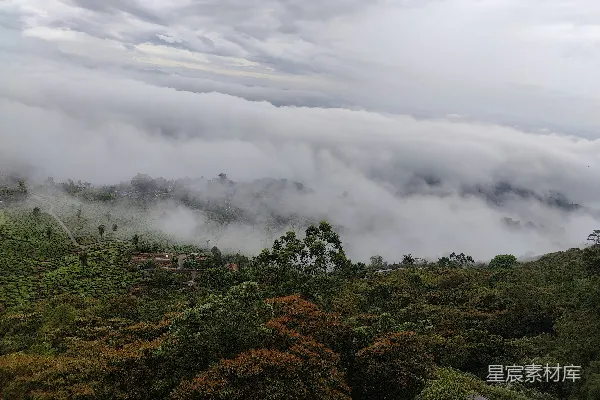 高清摄影 山间蒙上一层薄雾，天空阴云密布。