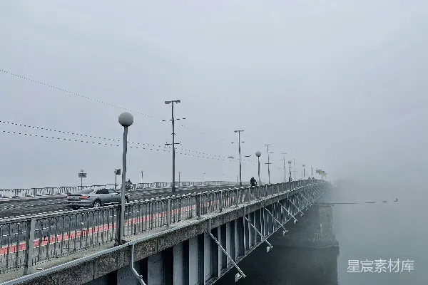 高清摄影 一辆桥上行驶着汽车的雾中桥