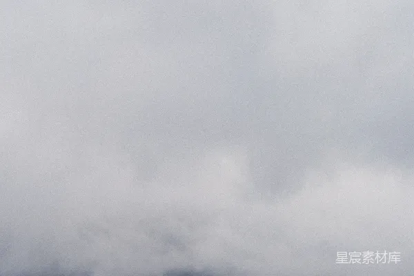 高清摄影 一架飞机飞掠覆盖着云层的山峦