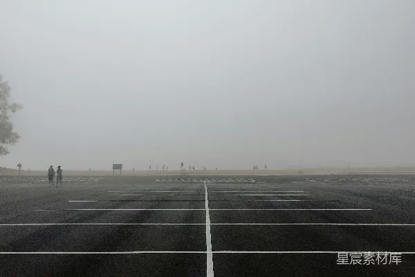 高清摄影 白天黑色沥青路下的白色天空